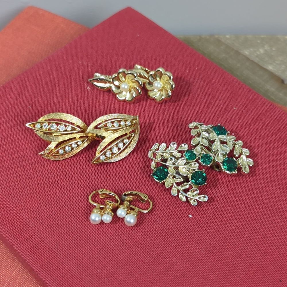Lot of costume jewelry, gold clip on earrings, vintage, petals stones